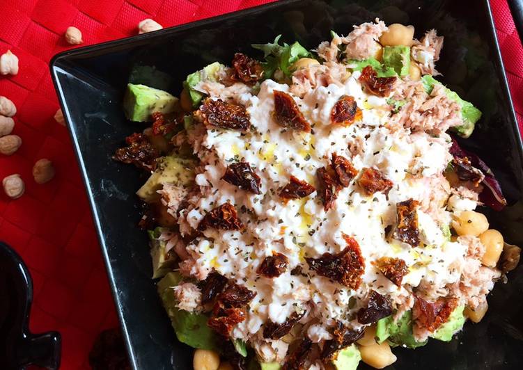 Ensalada de garbanzos y atún con queso cottage