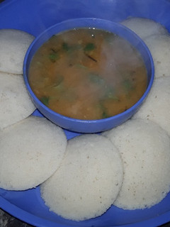 रवा इडली (Rava idli recipe in hindi) रेसिपी मुख्य फोटो