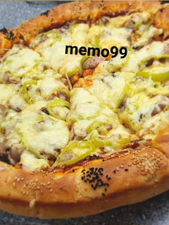 صورة لوصفة بيتزا محشية الاطراف بالجبنة 🍕🧀