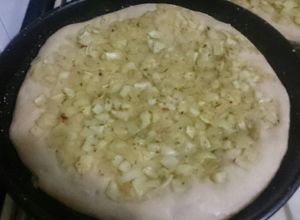 Una foto de Pre pizza de cebolla