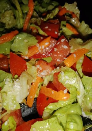 Una foto de Ensalada de tomate lechuga Zanahoria y sésamo