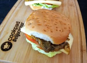 Una foto de Berenjenas desmechada en sándwich🍆🍆🍞