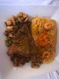 Filete de cojinova sentado en salsa de mariscos con su respectivo tacutacu de panamito