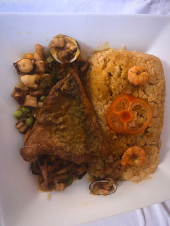 Una foto de Filete de cojinova sentado en salsa de mariscos con su respectivo tacutacu de panamito
