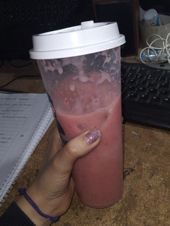 Una foto de Licuado de frutilla y banana 🍌🍓
