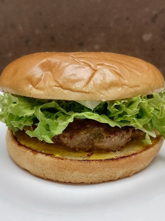 Una foto de Hamburguesa de res con amaranto y pan brioche👌🏼🍔