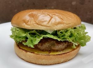 Una foto de Hamburguesa de res con amaranto y pan brioche👌🏼🍔