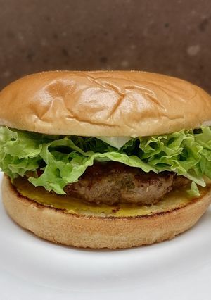 Una foto de Hamburguesa de res con amaranto y pan brioche👌🏼🍔