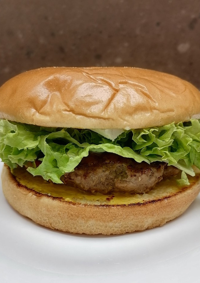 Una foto de Hamburguesa de res con amaranto y pan brioche👌🏼🍔
