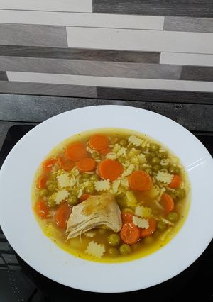 Gyors csirkehúsleves borsóval recept fotója
