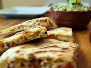 Una foto de quesadillas de pollo y maíz