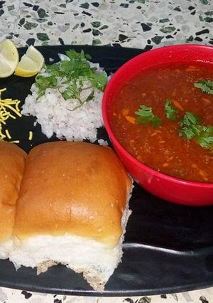 A picture of Mumbai style Misal Pav.