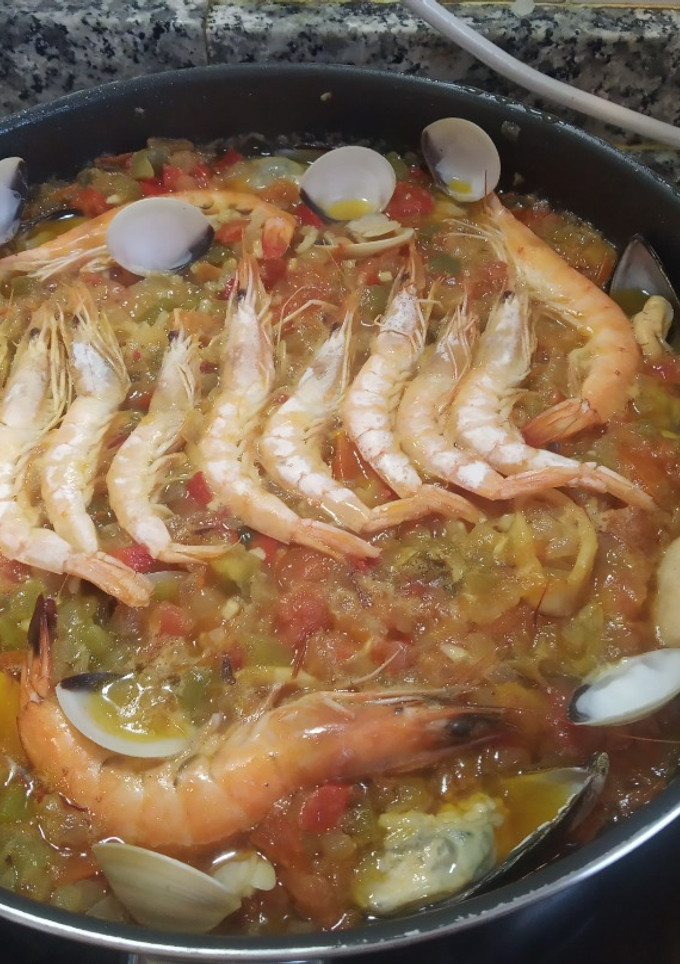 Una foto de Paella de marisco