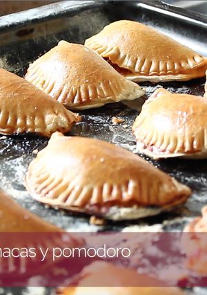 Una foto de Vídeo-receta: Empanadas de espinacas con salsa pomodoro
