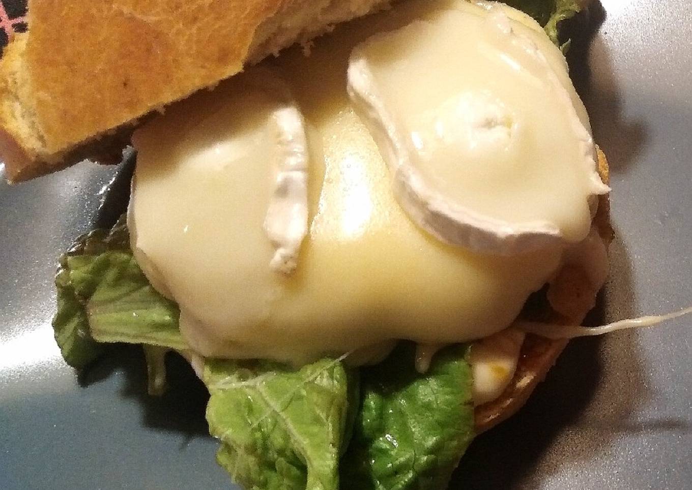 Hamburguesa con mermelada de pimiento y queso de cabra