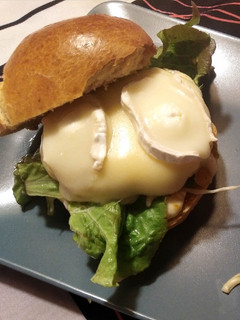 Una foto de Hamburguesa con mermelada de pimiento y queso de cabra