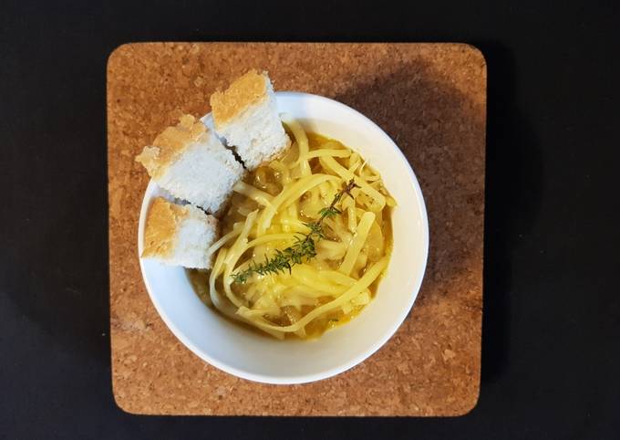 Ricetta di Fatto in casa super veloce Zuppa di cipolle con brodo vegetale