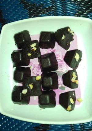 A picture of Nut Chocolate cube.