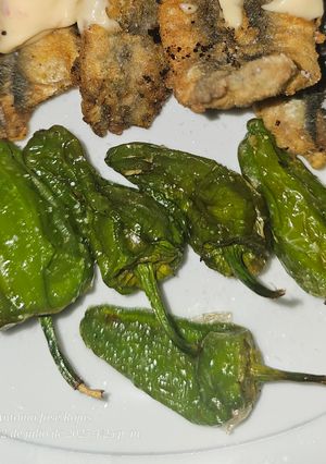 Una foto de Pimiento de padrón adobados con boquerones