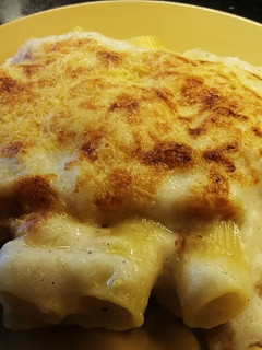 Una foto de Rigatoni "al forno" rellenos de jamón y queso