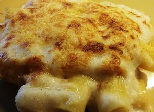 Una foto de Rigatoni "al forno" rellenos de jamón y queso