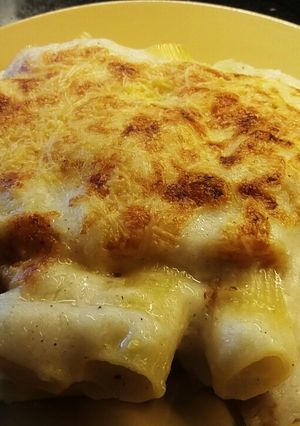 Una foto de Rigatoni "al forno" rellenos de jamón y queso