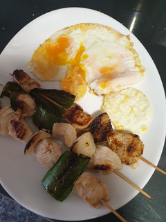 Una foto de Brochetas de pollo con un huevo frito