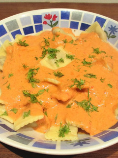 Una foto de Ravioli de carne con salsa de verdura a la nata