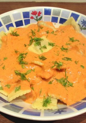 Foto principal de Ravioli de carne con salsa de verdura a la nata