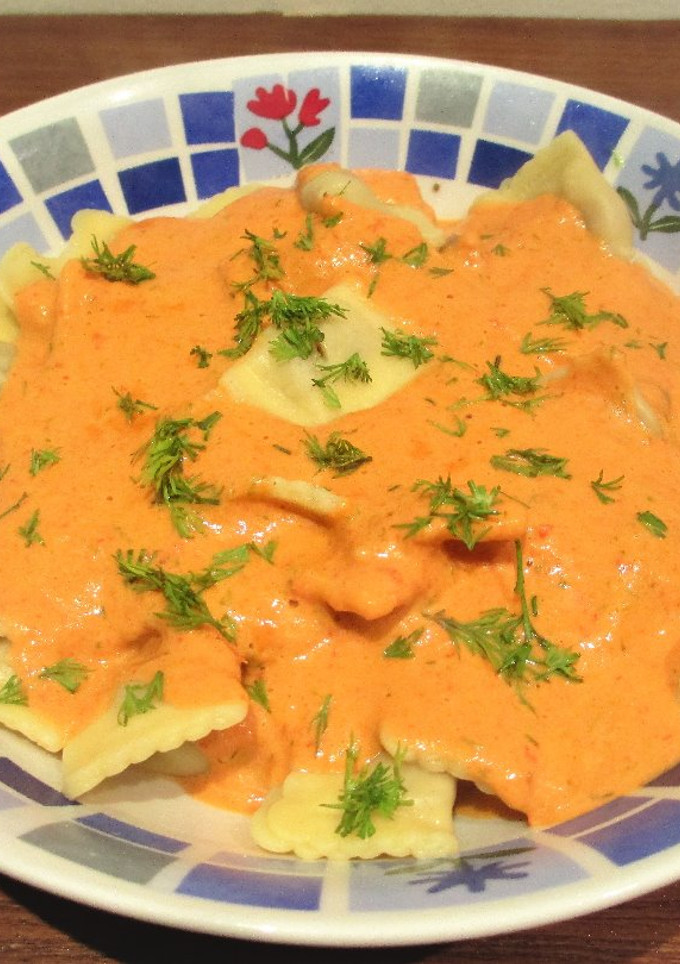 Una foto de Ravioli de carne con salsa de verdura a la nata