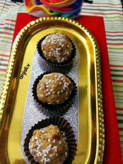 A picture of Multigrain Roti Choorma Ladoo.