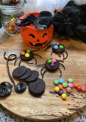 Une photo de 👻OREO 🎃🕷️araignées 🕷️ d Halloween 🍭🎭