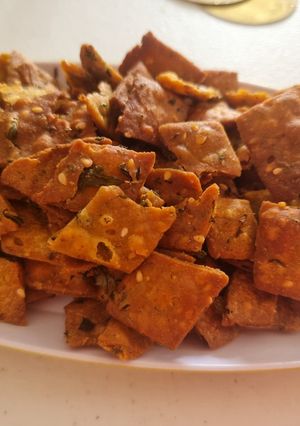 A picture of Methi na shakkarpara.