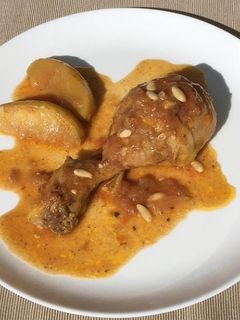 Una foto de Pollastre rostit amb pomes/peres i pinyons 🍏