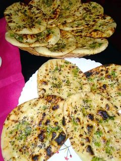 গার্লিক বাটার নান (Garlic butter naan recipe in bengali) রেসিপির প্রধান ছবি