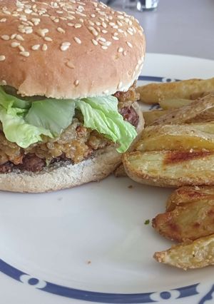 Une photo de Cheeseburger galette de légumineuse, pomme de terre et caviar d'aubergine