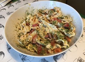 Une photo de Salade marinée de chou chinois et tomates aux herbes aromatiques sauce yaourt et abricot
