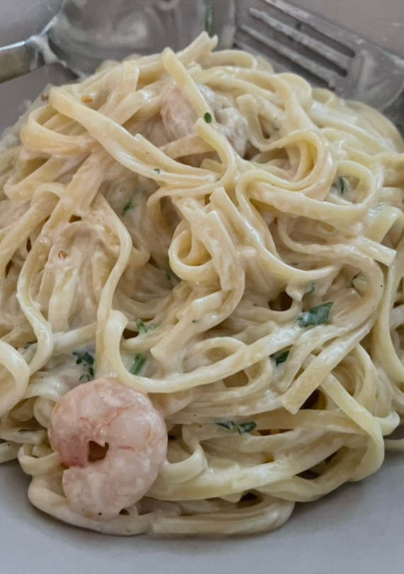 Una foto de Pasta con gambas y nata
