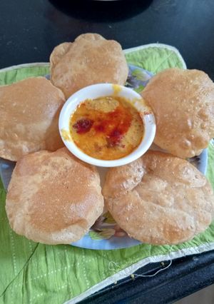 A picture of Sindhi style dal puri.