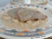 Una foto de escalopes de ternera en salsa