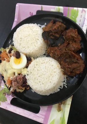A picture of Snail sauce,coleslaw and rice.