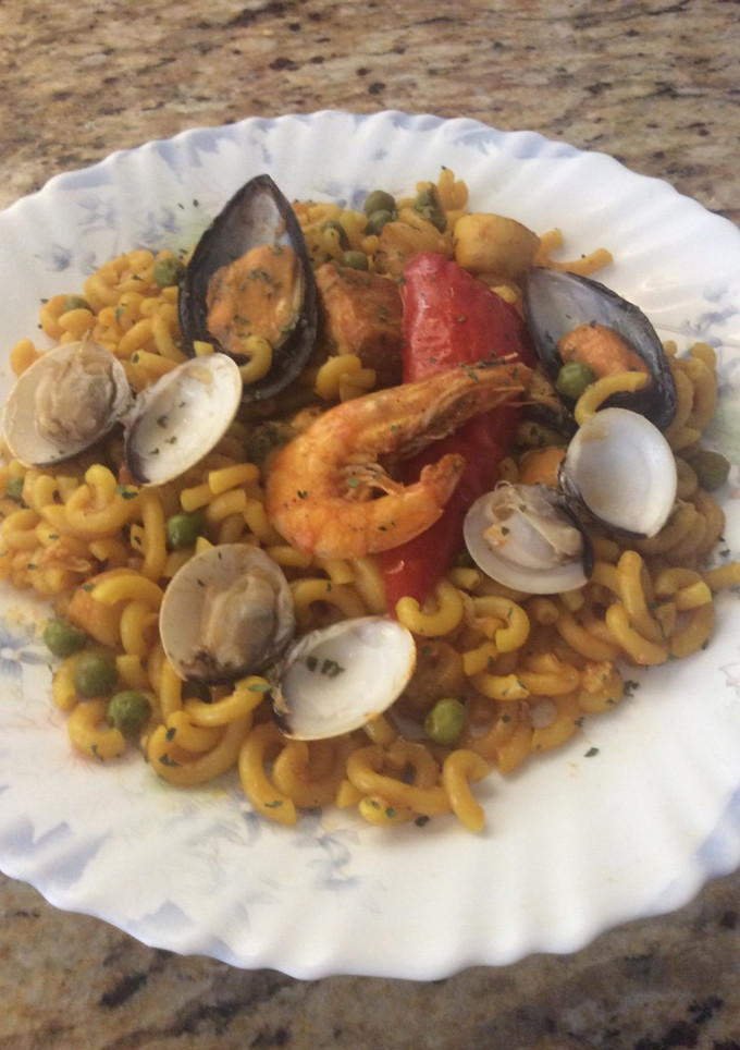 Una foto de Fideuá con pescado