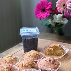 A picture of Poppy Seeds Pink Vanilla Muffins (Luchtige muffins).