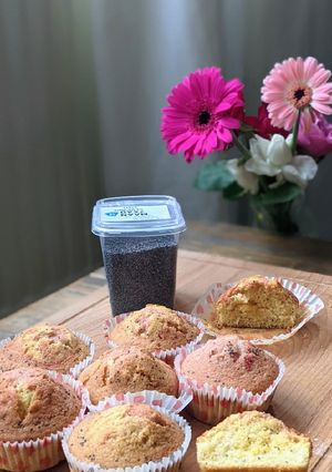 A picture of Poppy Seeds Pink Vanilla Muffins (Luchtige muffins).