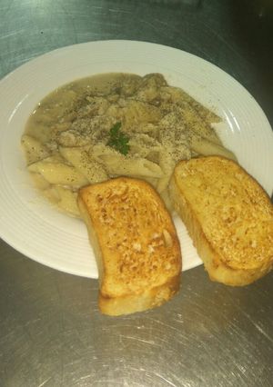 A picture of Creamy mushroom pasta.