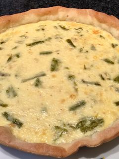 Una foto de Quiche con base de pizza con merluza y trigueros