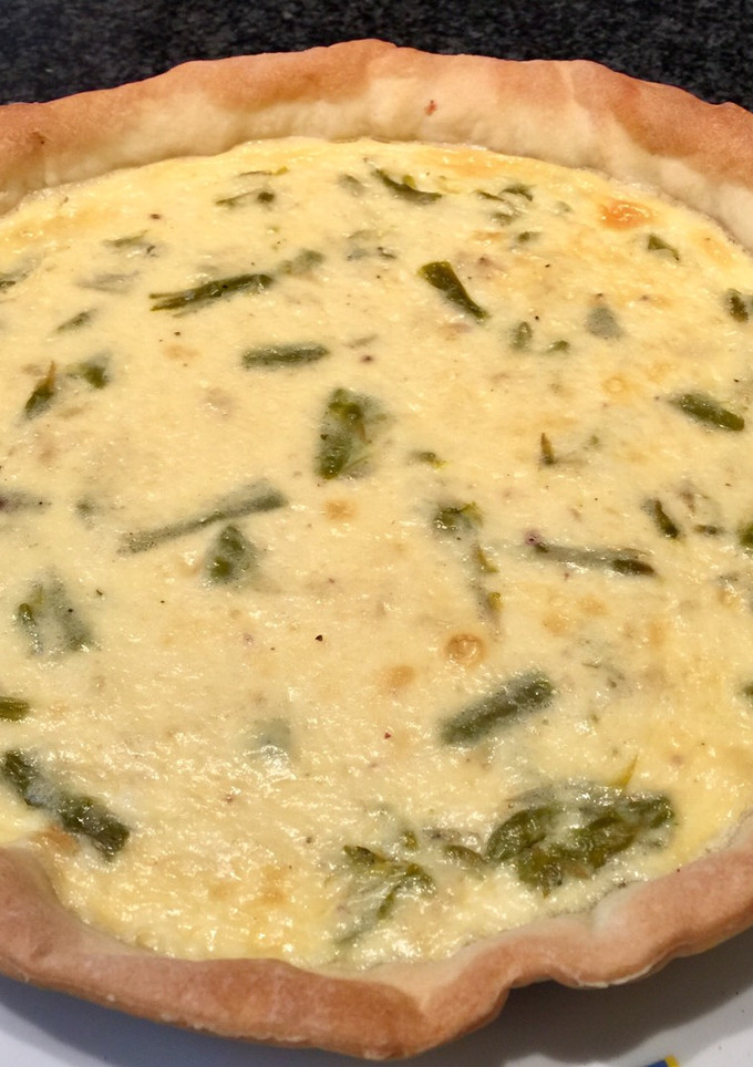 Una foto de Quiche con base de pizza con merluza y trigueros