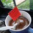 Torta de chocolate en taza con relleno de Arequipe