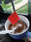 Torta de chocolate en taza con relleno de Arequipe