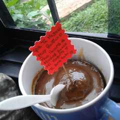 Una foto de Torta de chocolate en taza con relleno de Arequipe
